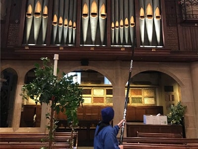 Reinigung von Altären in Kirchen